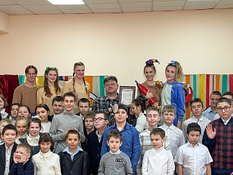 Сказка, открывающая сердца: Молодёжный театр в гостях у воспитанников Донецкой специальной школы-интерната № 29