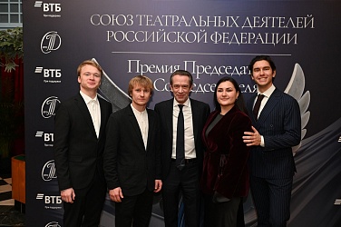Поздравляем артиста нашего театра Леонида Петрова с наградой!