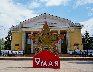 Окна Донецкого Молодёжного уже преобразились к празднику, как и центральная улица Макеевки.
